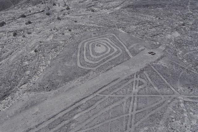 Foto 13 | Geoglifo de La Peña, es un espiral asociado a un campo barrido trapezoidal, hecho sobre otras figuras geométricas más antiguas. Está ubicado a 3 kilómetros de la ciudad de Palpa, por la carretera que conduce a la comunidad aurífera de Saramarca. Foto: Cortesía/ Genry Emerson Bautista