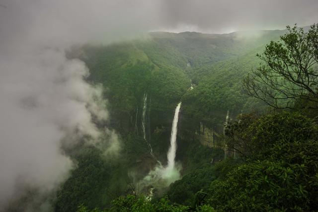 FOTO 5 | El lugar más lluvioso: En cuanto a lluvia se refiere hay varios lugares que podrían ser merecedores de este récord. Por ejemplo, la mayor cantidad de precipitación registrada en un solo año se dio del año 1860-1861 en Cherrapunji (India) con 26.47 metros de lluvia registrados en ese año. Este mismo lugar también batió récord de la mayor cantidad de lluvia registrada en 48 horas. La localidad de Lloró, en Colombia también es otro de los lugares donde más llueve a lo largo del año.