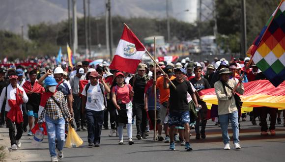 Manifestantes de distritos de Lima marchan al Centro para protestar
