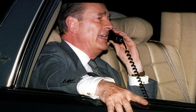 7 de mayo de 1995. Jacques Chirac habla por teléfono durante una caravana por París después de ganar las elecciones. (Foto: Reuters)