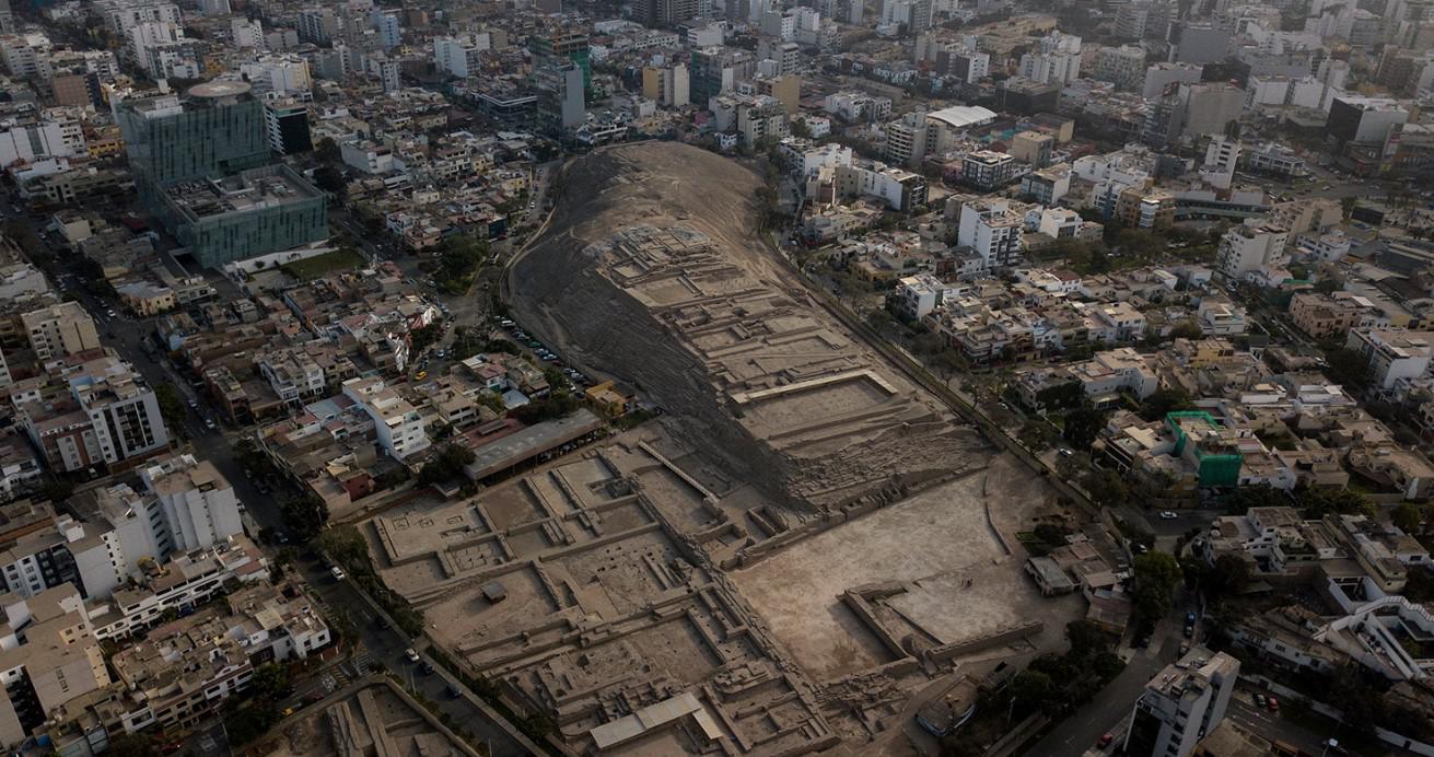 FOTO 1 | Lima posee más zonas arqueológicas precolombinas que cualquier otra ciudad de Sudamérica. Se estima que Perú cuenta con alrededor de 46.000 sitios precolombinos, de los cuales unos 400 se encuentran en la capital. Debido al crecimiento de la ciudad, estos sitios -conocidos como ´huacas´- están empezando a quedar acorralados en medio de la arquitectura moderna.