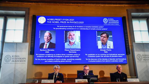 Secretario General de la Real Academia Sueca de Ciencias y miembros del Comité Nobel de Física durante el anuncio de los ganadores del Premio Nobel de Física 2021 en la Real Academia Sueca de Ciencias, en Estocolmo, Suecia, el 5 de octubre de 2021.  (Foto: EFE/EPA/Pontus Lundahl)