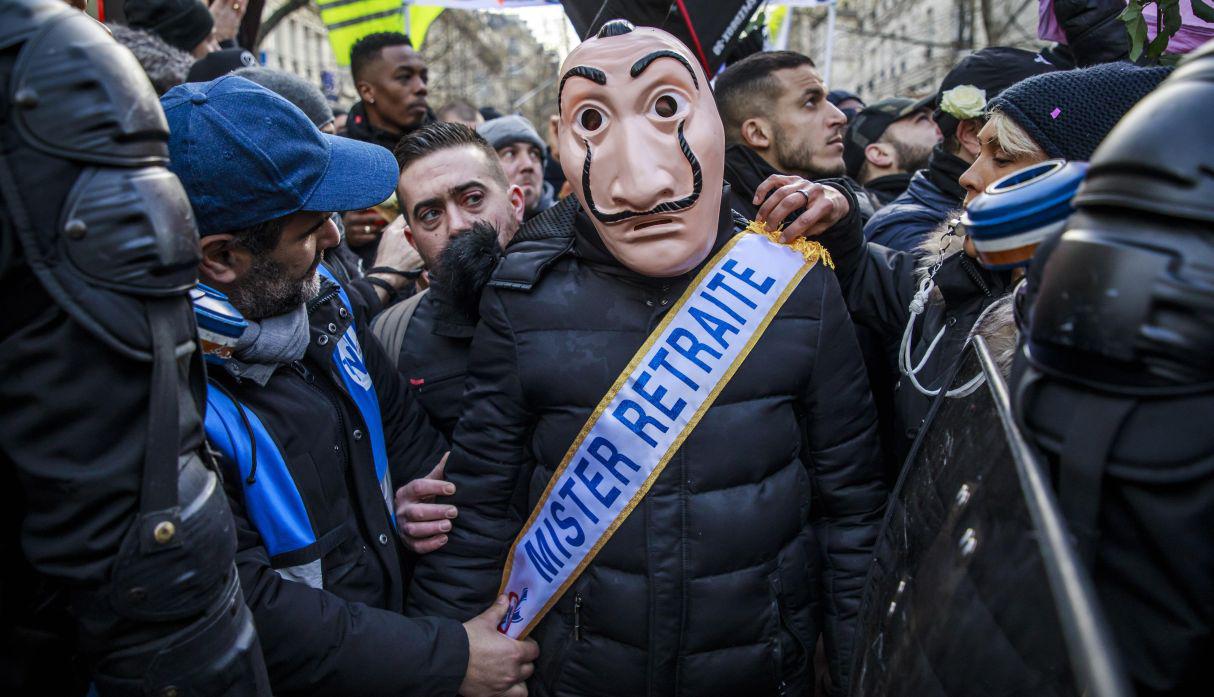 Un manifestante con una máscara es visto durante la protesta en París. (Foto: EFE)