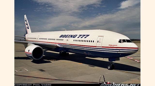 Boeing 777-200. Es el sexto avión de pasajeros más grande del mundo. Posee una capacidad máxima de 440 asientos. El modelo 777-200 fue la primera variante de la serie Boeing 777. Voló por primera vez en diciembre de 1994, entrando en servicio en mayo de 1