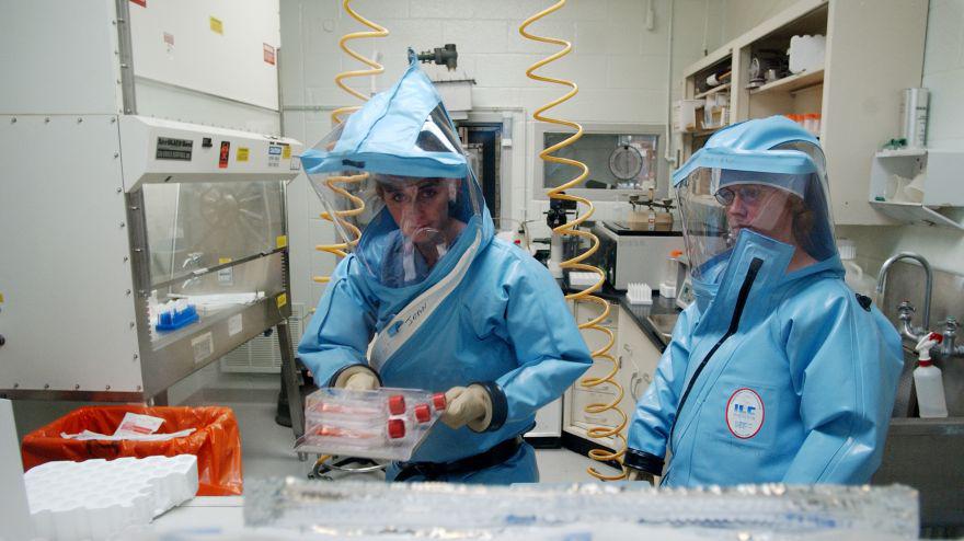 “La CI seguirá estudiando rigurosamente la información de inteligencia que siga surgiendo para determinar si el brote comenzó debido al contacto con animales infectados o si fue el resultado de un accidente en un laboratorio en Wuhan”. (Foto referencial: Olivier DOULIERY / AFP)