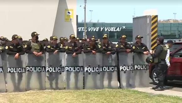 Redoblan contingente policial en el aeropuerto Jorge Chávez ante presencia de manifestantes. (Captura: Canal N)