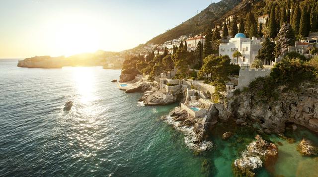 Con un fondo salido de Game of Thrones en Dubrovnik, Croacia. “Dubrovnik es locamente romántico, con o sin la historia ficticia de HBO”, dijo Kozolchyk, aunque no es necesario ser fanático de Game of Thrones para apreciar esta impresionante locación. Pued