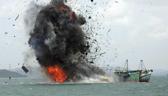 Momento en que la Armada indonesia hunde una embarcación extranjera que pescaba ilegalmente en aguas territoriales indonesias cerca de la isla de Batam el 22 de febrero del 2016. (AP Photo/M. Urip, File)