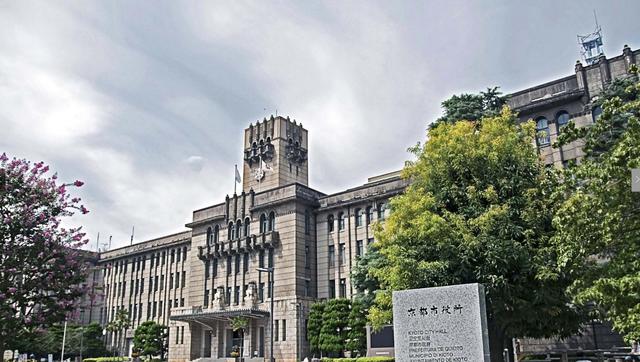 FOTO 36= | Universidad de Kioto, Japón. La segunda universidad más antigua de Japón y la 15ª mejor universidad de Asia, tiene tres campus dedicados a diversas materias. Con cursos en el campo de las ciencias naturales, lenguas modernas, ingeniería química y química en oferta, ha producido al menos nueve Premios Nobel. Estudiantes: Más de 22,900.