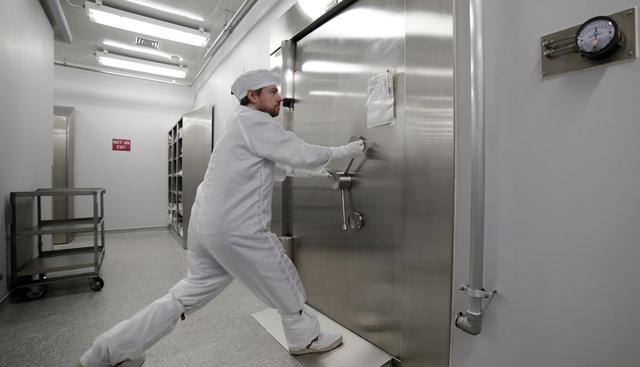 FOTO 9 | muestras de roca lunar selladas desde las misiones Apolo
Jeremy Kent, curador de las muestras, tira para abrir la cripta del Banco Federal de Estados Unidos construida en 1978 que protege el acceso a la muestra lunar dentro del laboratorio lunar del Centro Espacial Johnson de la NASA en Houston en una foto del 17 de junio de 2019. La apertura de la puerta requiere dos combinaciones distintas, introducidas por personas distintas (Foto: Michael Wyke / AP).