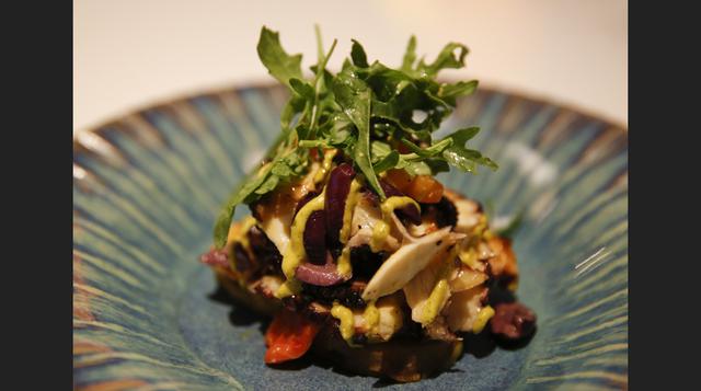 Ensalada de pulpo a la parrilla con papas tumbay crocantes y crema de ocopa del restaurante "La Vista" del Hotel Marriot. (Foto: Manuel Melgar)