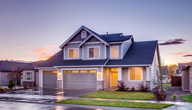 FOTO 24 | 24. Debes saber si te conviene rentar, comprar, o construir
Ahora si te empiezas a enfrentar a los grandes gastos de la vida y la vivienda es tal vez el más aterrador. Para empezar debes analizar si te conviene rentar o comprar un inmueble, pues ese es uno de los eternos debates de nuestra actualidad. Después, debes hacer el análisis de qué quieres para tu vida y de cuánto necesitas para comprar una residencia o incluso construir tu propia casa.