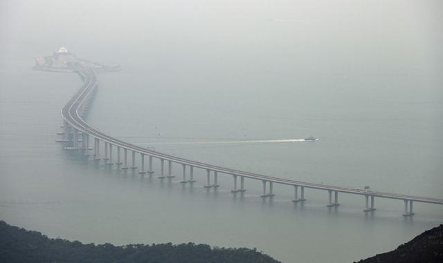 Se han empleado 400,000 toneladas de acero, 60 veces las utilizadas para construir la torre Eiffel, además de más de un millón de metros cúbicos de hormigón. (Foto: AFP)
