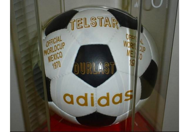 FOTO 8 | 8. Telstar (México 1970) Se creo pensando en la televisión, para que durante los partidos se viera mejor en la pequeña pantalla. Era de cuero, con 32 gajos poligonales cosidos a mano. (Foto: ZAC ALLAN - WIKIMEDIA COMMONS)