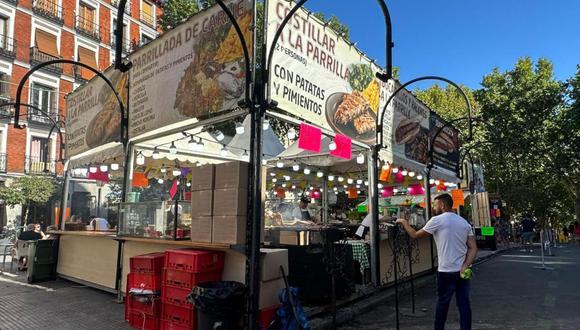 En el puesto de comida y bebida en el que trabaja Teresa sirven cientos de raciones de comida típica madrileña durante la primera semana de agosto. (Foto: EFE)