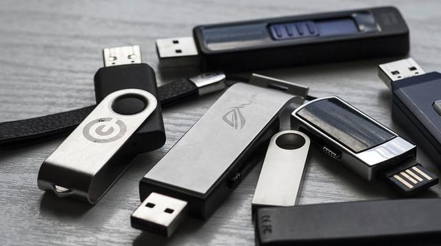 Las empresas IBM y Trek Technology fueron las primeras en vender unidades de memoria USB en el 2000. Una unidad flash de 8 GB puede guardar casi 200.000 páginas web.
