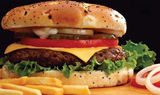 Tip 2. Muy magra:  De media libra está bien. De un cuarto de libra es aceptable. Más magra, está mal. "Me gusta la hamburguesa gruesa", dice Michaels. "Un montón de lugares hacen esa concesión, pero la media libra es un buen tamaño, es una 