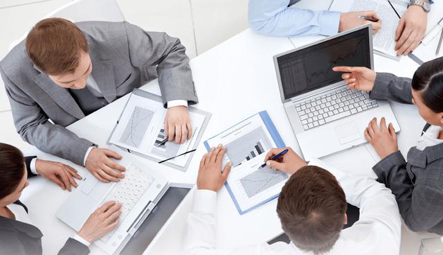 FOTO 12 | 12. Sabes cómo maximizar tus fortalezas. “Apesto en 99% de las cosas que hago, pero soy muy bueno en el otro 1%”, dijo una vez Gary Vaynerchuk. 

Eso no significa que no debas aprender cosas nuevas, más bien quiere decir que los millonarios saben capitalizar sus fortalezas y se rodean de las personas correctas que puedan complementar sus debilidades. (Foto: interlat)