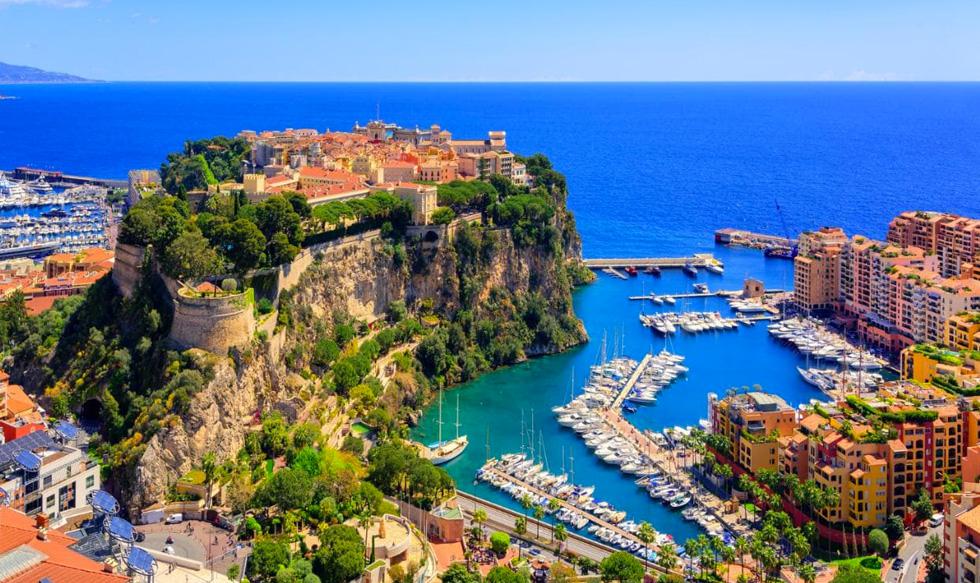 FOTO 1 | 1. Un tercio de las personas son millonarias. Mónaco tiene la más alta concentración de millonarios por habitante en el mundo.

Según el informe "La Nueva Riqueza Mundial" elaborado por la empresa de análisis y gestión inmobiliaria Knight Frank, en el país viven 13.400 millonarios, equivalente a un poco más de un tercio de la población total (38.550 personas).

A un cálculo similar llegó la firma WealthInsight, considerando como millonarios a las personas que tienen un patrimonio de más de US$1 millón, sin contabilizar el valor de su o sus viviendas en el principado.

Y la proyección es que para el año 2026 el número de magnates aumentará a 16.100. El principado "ofrece excelentes escuelas internacionales, buenas conexiones de transporte y un alto nivel de seguridad y privacidad", dijo Kate Everett-Allen, socia de Knight Frank, en conversación con BBC Mundo.