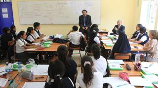 Tasa de crecimiento anual de docentes casi triplica a la de estudiantes en colegios públicos