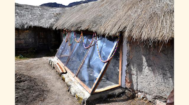 El plástico usado es de tipo agrofil. Los cimientos están hechos de adobe, barro y piedras. La Pared está revestida de yeso y pintada de negro, así como las piedras de canto rodado en el suelo.