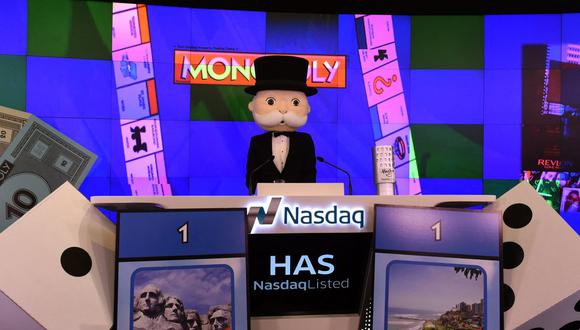 El Sr. Monopoly espera que Eric Nyman, vicepresidente sénior de estrategia y marketing de marca global de Hasbro, toque la campana de cierre del Nasdaq en el Nasdaq MarketSite el 19 de marzo de 2015 en Nueva York. (Foto de TIMOTHY A. CLARY / AFP)