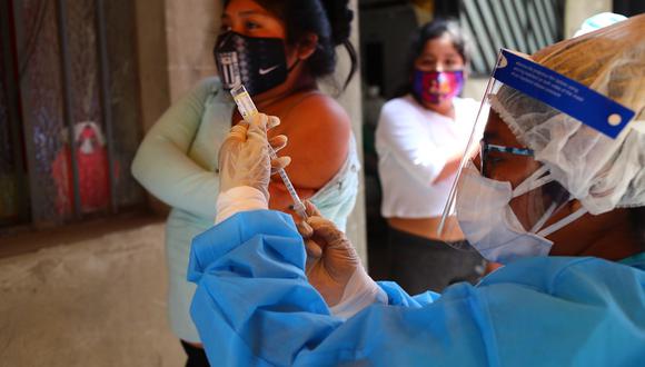 Las personas adultas, ya sea peruana o extranjera, pueden acudir a cualquier centro de salud para recibir la vacuna DT, para prevenir la difteria y el tétano. (Foto: Hugo Curotto/GEC)