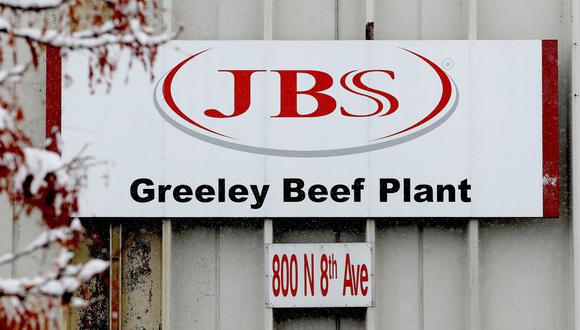 JBS es responsable de un 20% de la producción de carne de vacuno y cerdo en Estados Unidos y el cierre de sus plantas hizo temer que pudiese afectar a la distribución, pero la empresa rápidamente fue capaz de restablecer su operación. (Foto de MATTHEW STOCKMAN / GETTY IMAGES NORTH AMERICA / AFP).