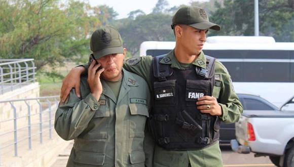 Más militares venezolanos siguen desertando, hecho que se inició en un puente de la frontera con Colombia. (Foto: EFE)