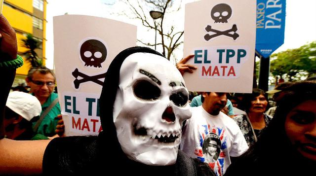 Manifestantes mantienen carteles en contra la Asociación Transpacífica (TPP) durante una manifestación en contra del APEC. Mañana será el día central del foro con la reunión de líderes de las economías del APEC (foto: AFP).