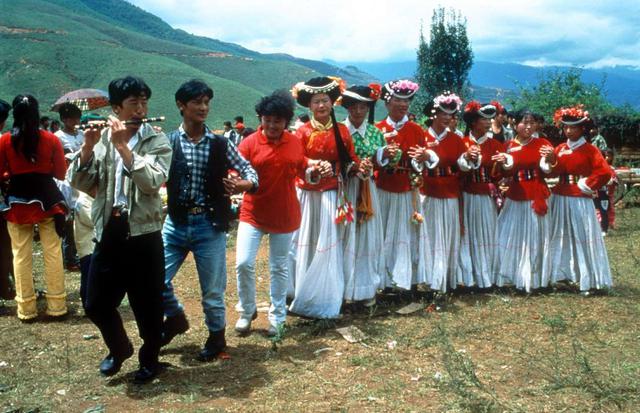 FOTO 7 | Cómo cortejar a un hombre mosuo, las mujeres no solo tienen la libertad de entablar una relación con cuantos enamorados deseen, sino que también son quienes inician dicha relación. De acuerdo con Damien McElroy del periódico The Telegraph, en los tiempos antiguos las mujeres solían expresar su interés romántico hacia una pareja haciéndole cosquillas en la palma de la mano; no obstante, Anthony Kuhn informa en NPR que esta encantadora tradición simplemente podría tratarse de una leyenda para los turistas.