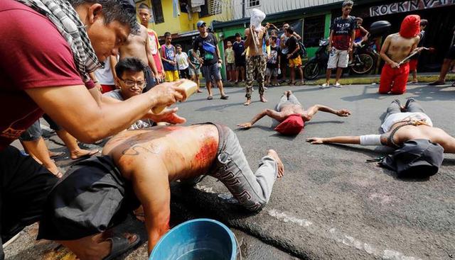 Junto con Enaje, se clavaron en la cruz en San Pedro de Cutud otras tres personas, entre ellas una mujer, bajo el sol abrasador del mediodía del verano filipino. (Foto: EFE)