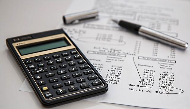 FOTO 2 | 2. Haz un presupuesto específico para regalos. Ya que sabes a quién si le quieres regalar algo y a quién no, define una cantidad de dinero que puedes destinar a hacer esas compras. Cuando escribimos sobre Los Porcentajes del Aguinaldo, recomendamos utilizar el 20% del mismo para regalos. Define tu una cantidad, pero que sea clara…y por favor, ¡No te endeudes!