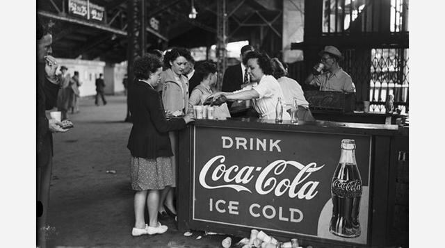 Coca-Cola. John Pemberton, farmacéutico.  En 1880 Pemberton vendió un jarabe hecho de vino y extracto de coca al que llamó: "Vino francés de coca de Pemberton". Este se usaba para dolores de cabeza y desórdenes nerviosos. En 1885, Atlanta prohib