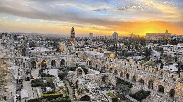 10. Jerusalén Vieja, Israel. La cuna de tres religiones no podría ser distraída por simples vehículos. La imponente ciudad histórica de Jerusalén se muestra libre y desnuda a sus visitantes, siempre y cuando la recorran a pie, pues ningún vehículo puede c