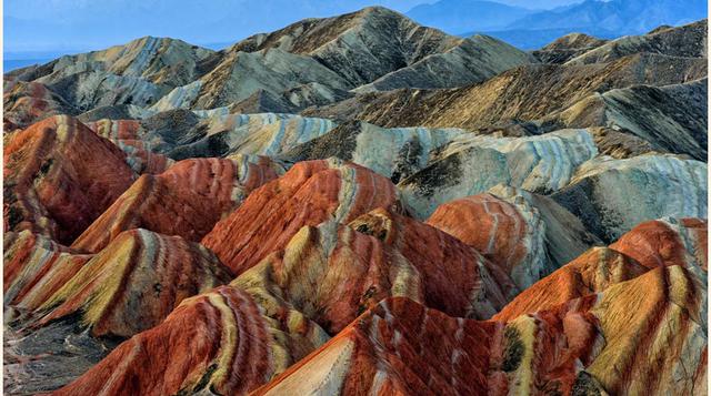 El « País Encantado » de Danxia. En la provincia de Gansu, China, existen rocas de todos los colores. Son formaciones rocosas únicas en el mundo, consecuencia de la acumulación de capas de sedimentos durante 24 millones de años. Los impresionantes contras