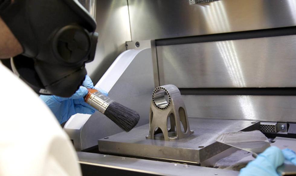 FOTO 1 | Impresión de metales en 3D. Los últimos modelos de impresoras en 3D han conseguido ya producir piezas metálicas de forma eficiente y útil. Hasta ahora, imprimir objetos de materiales distintos al plástico, como el metal, resultaba caro y muy lento, hándicaps, ambos, que se han ido superando con el paso del tiempo. Según Erin Winick, la impresión 3D de metales que ya se está aplicando permite crear piezas más ligeras y fuertes y con formas complejas, imposibles de lograr con los métodos convencionales de fabricación de metales. También puede proporcionar un control más preciso de la microestructura de los metales.

La previsión de los expertos es que, a corto plazo, los fabricantes ya no necesitarían mantener grandes cantidades de producto dado que podrán producir a demanda.