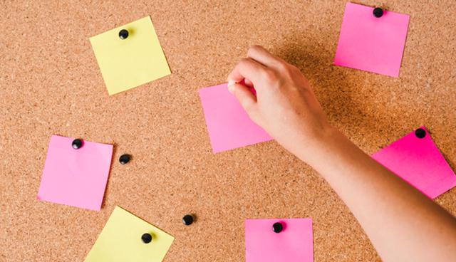 FOTO 9 | UTILIZA RECORDATORIOS VISUALES

La típica pizarra de la cocina, el corcho de la oficina, los post-it por toda la casa… Cualquier recordatorio visual es bueno para motivarte y tener bien presente en todo momento las tareas que tienes que realizar. (Foto: Freepik)