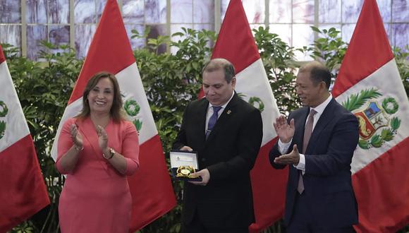 Dina Boluarte entregó la condecoración de Orden del Trabajo a Javier Arévalo, presidente del Poder Judicial (Foto: GEC)