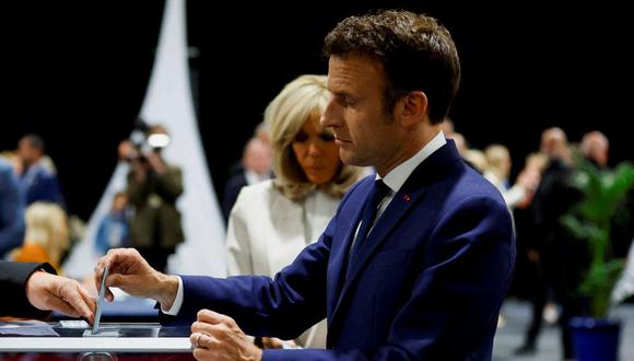 El presidente de Francia, Emmanuel Macron, candidato a su reelección, vota por la segunda vuelta de las elecciones presidenciales. (Foto: GONZALO FUENTES / POOL / AFP).