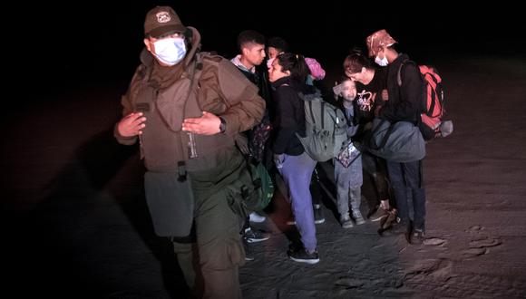 Migrantes venezolanos siendo detenidos por la policía chilena en Arica. (Foto: AFP)