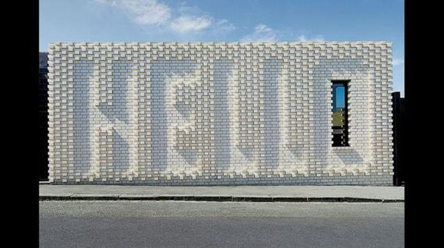 "Hello House" es un poryecto de Rose Nolan para Oof! Architecture. "Esta casa de dos dormitorios, en una calle de Melbourne, Australia, saluda alegremente a sus vecinos", dice Roke. "Los arquitectos quisieron crear algo dinámico, 