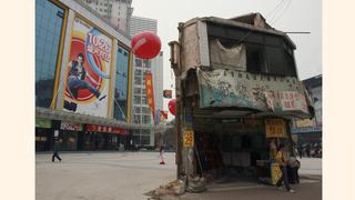 China, donde viejas casas sobreviven entre modernos edificios y autopistas