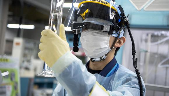 Un empleado realizando una medición de tritio en una muestra de agua contaminada en la planta de energía nuclear Fukushima Dai-ichi de Tokyo Electric Power Company (TEPCO) en Okuma, prefectura de Fukushima. (Foto por Charly TRIBALLEAU / AFP)