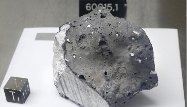 FOTO 10 | muestras de roca lunar selladas desde las misiones Apolo
Recolectada durante la misión Apolo 16, la muestra de anortosita, que se cree que es la roca más antigua recolectada durante las misiones lunares, es exhibida en el laboratorio lunar del Centro Espacial Johnson de la NASA en Houston en una foto del 17 de junio de 2019. Los científicos también creen que es de la corteza original de la Luna justo antes de que se enfriara (Foto: Michael Wyke / AP).