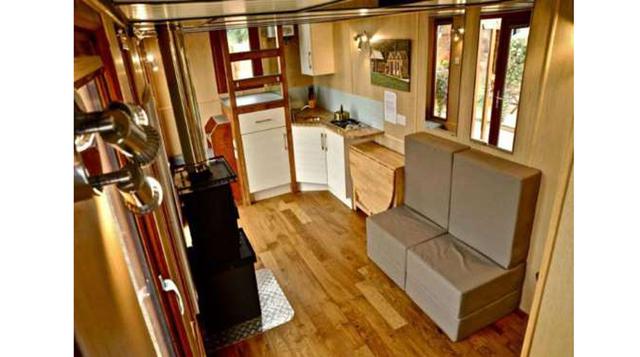 La versión de lujo está totalmente amueblada y cuenta con una cocina, cuarto de baño, sala de estar con estufa de leña, lo mejor de todo, una bañera de hidromasaje para relajarse.