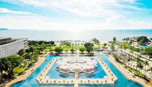 Ambassador City Jomtien: Desde las lejanas tierras de Tailandia, este hotel de luhjo, que cuenta con su propio jardín tropical y una extensa playa privada, ostenta 4 mil 210 habitaciones llenas de glamour. (Ambassador City)