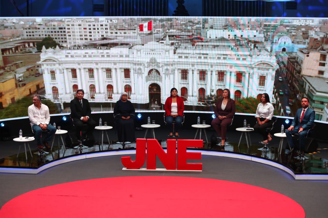 Representantes de siete agrupaciones políticas debatieron respecto a distintos proyectos de reforma política, el financiamiento de partidos y la mejora del sistema electoral. (Foto: Alessandro Currarino / GEC)