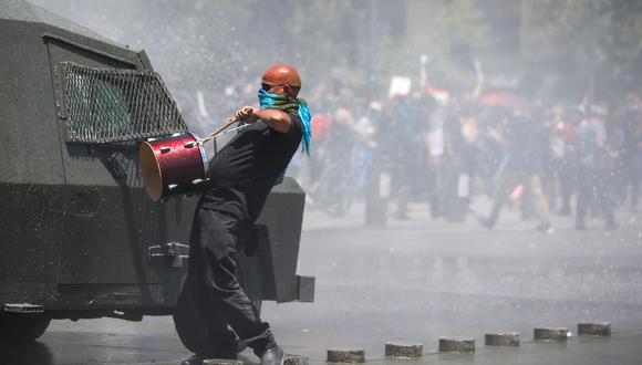 La policía de Chile trata de dispersar una manifestación en el centro de Santiago. (REUTERS/Ivan Alvarado).