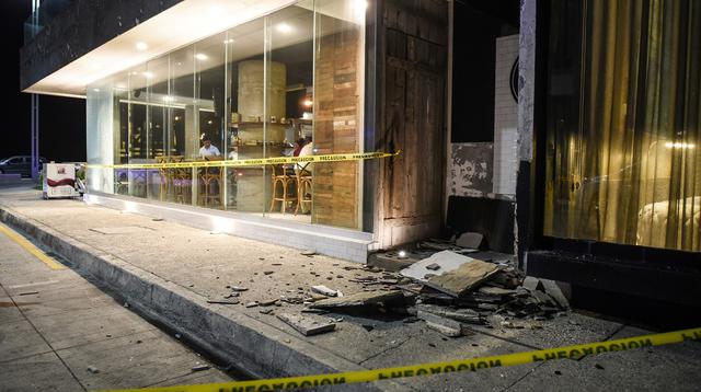 Foto 12 | El interior de un lugar concurrido como un restaurante o un cine: Quédese donde esté. No corra hacia las puertas. Aléjese de las repisas que contengan objetos que puedan caerle.